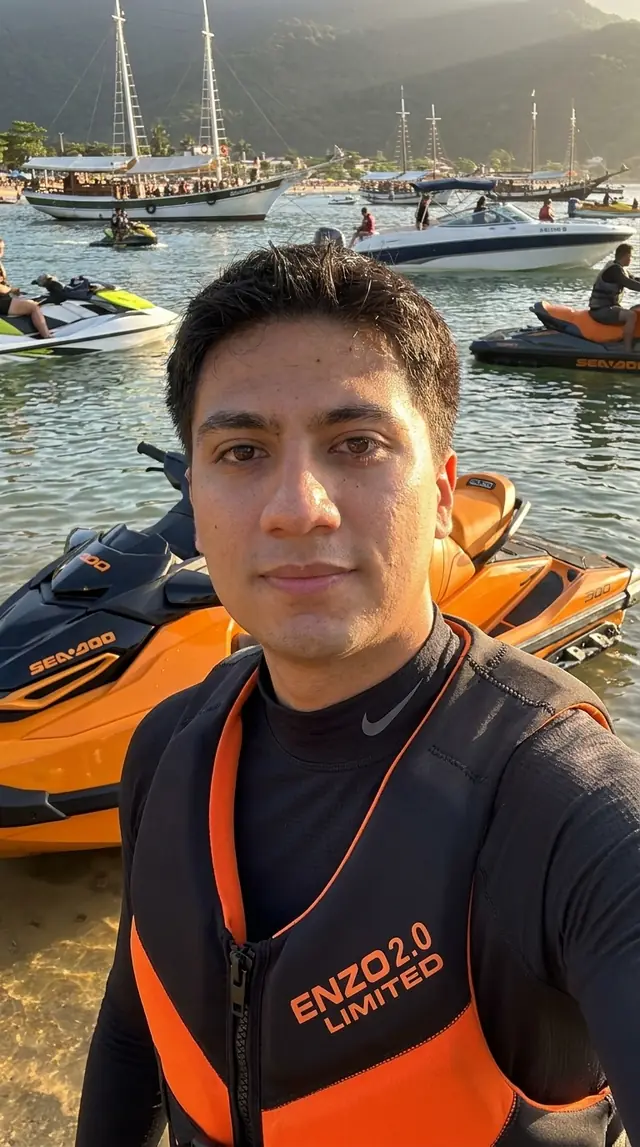 Misma persona junto a motos acuáticas en el mar, creada con un prompt de la biblioteca